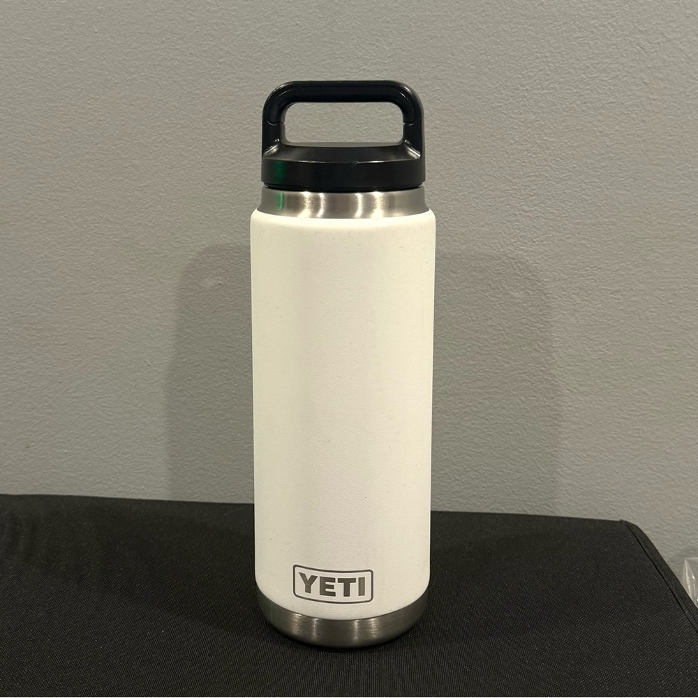 Yeti Rambler 26 oz Bottle with Triplehaul Cap - White